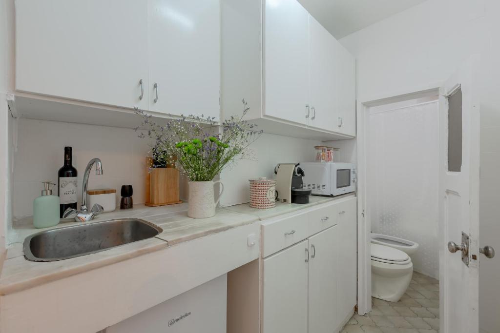Typical Alfama Apartment, By Timecooler Lisbon Bagian luar foto